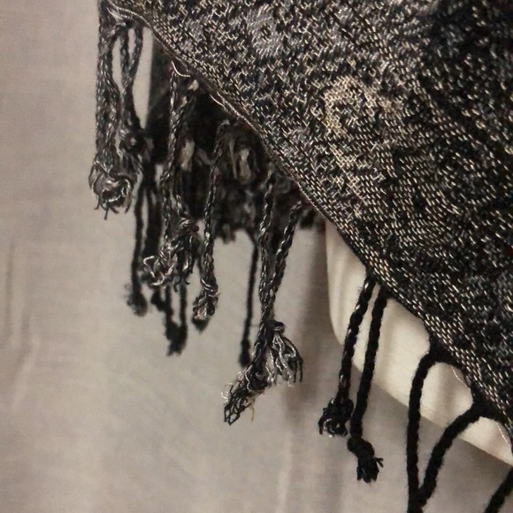 Gorgeous Scarf With Fringe-77x19-Black/White/Gray-EUC - Picture 3 of 15